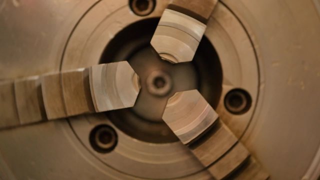 The Lathe Chuck Rotates At Low Spindle